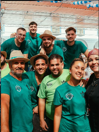 Gente que hace casa